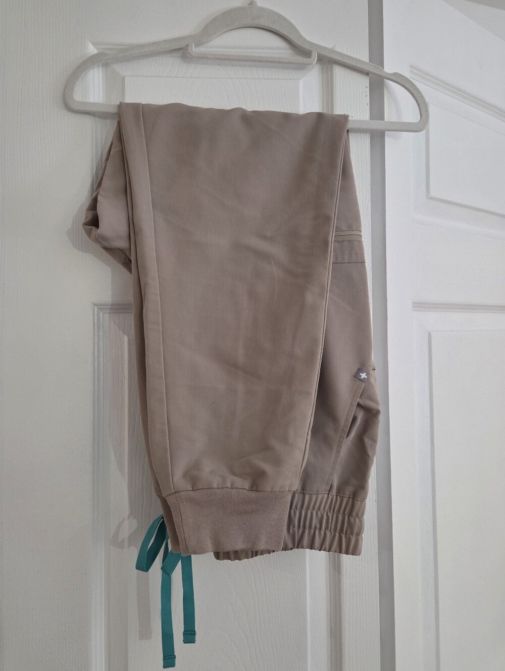FIGS Zamora Jogger Scrub Pants Women’s L Boulder Taupe Beige